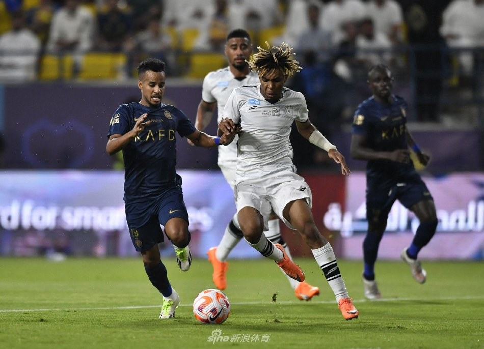 坐在一旁 坐在一旁